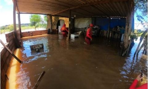 Enchente no Rio Meia Ponte alaga residências em Goiânia.