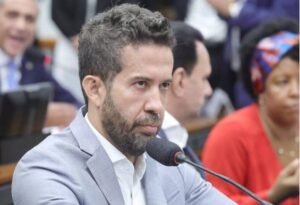 Janones tem mandato suspenso por três meses após briga com Nikolas Ferreira