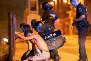 A cidade na Espanha onde grupos de direita radical perseguem migrantes