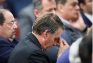 Bolsonaro volta a se dizer perseguido: “Querem me destruir por completo”