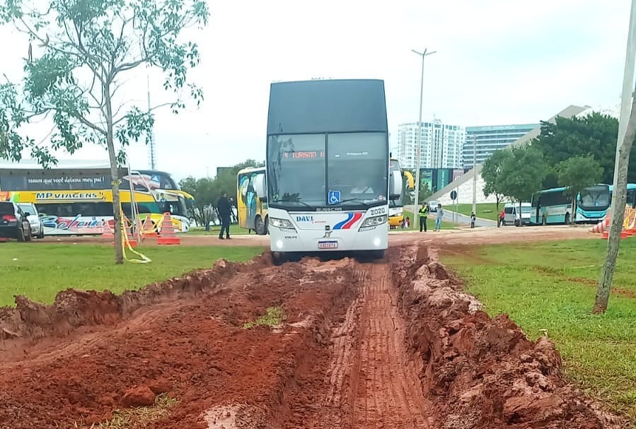 Equipes do GDF recuperam gramado do Teatro Nacional danificado após invasão de ônibus