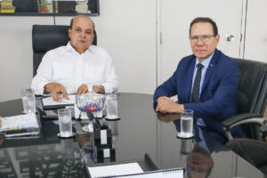 Ibaneis Rocha empossa simbolicamente Nelson Souza como novo presidente do BRB
