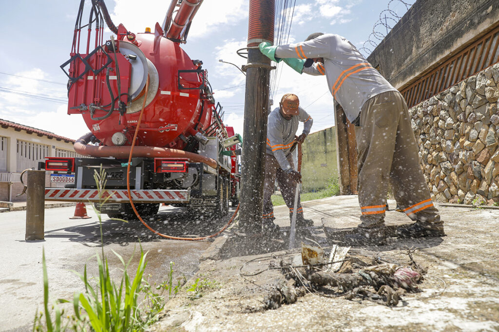Sistema mecanizado já retirou mais de 248 mil toneladas de resíduos de bocas de lobo e galerias pluviais no DF