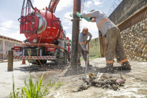 Sistema mecanizado já retirou mais de 248 mil toneladas de resíduos de bocas de lobo e galerias pluviais no DF