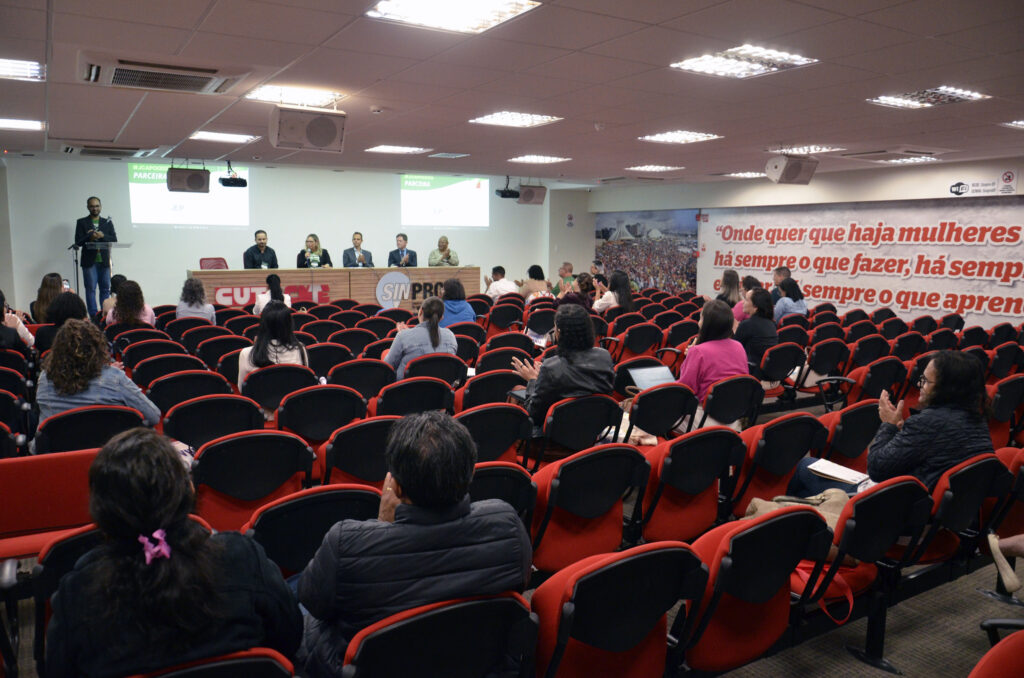 Ostomia é debatida entre profissionais, estudantes e usuários da rede de saúde do DF