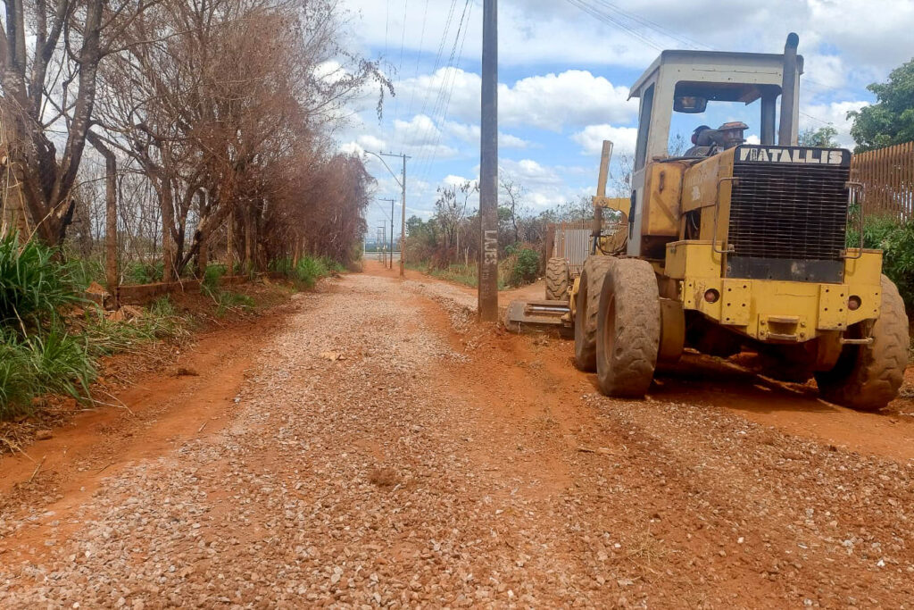 Manutenção de vias não pavimentadas melhora deslocamento de moradores do Jardim Botânico