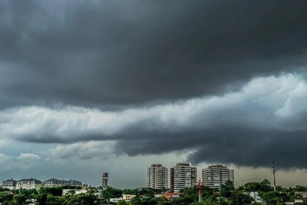 Correio de Santa Maria - Tempestades: Inmet mantém alertas ativos em vários estados. Veja onde