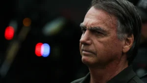 Bolsonaro alega “alucinação” por mistura de remédios durante violação de tornozeleira; ex-presidente segue preso
