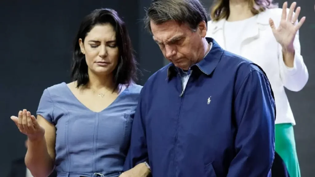 Michelle visita Bolsonaro na Polícia Federal
