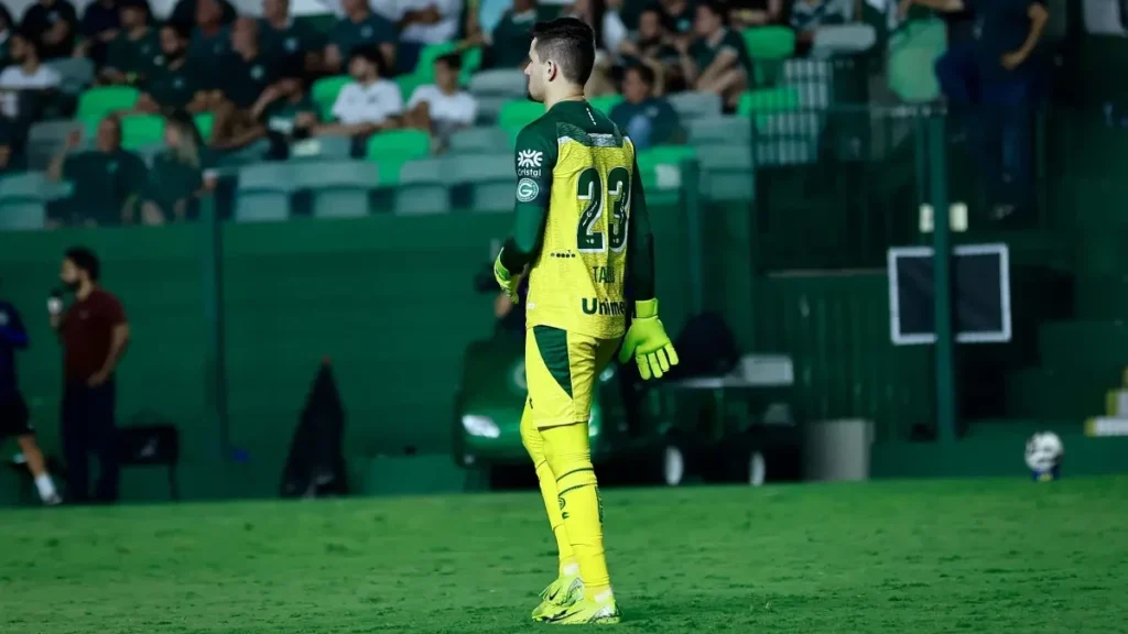 “Todos têm de assumir as suas responsabilidades”, diz o goleiro Tadeu após insucesso do Goiás na Série B