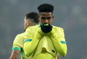 Estêvão vibra com boa fase na Seleção e admite que queria bater pênalti perdido por Paquetá