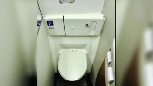 Premium: Latam restringe banheiro dianteiro para passageiros da primeira classe