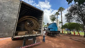 Anápolis: Praça recebe pista de patinação no gelo e neve artificial para o Natal