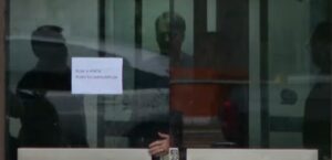 Bolsonaro é visto ao se despedir de Michelle, após visita na PF; veja foto