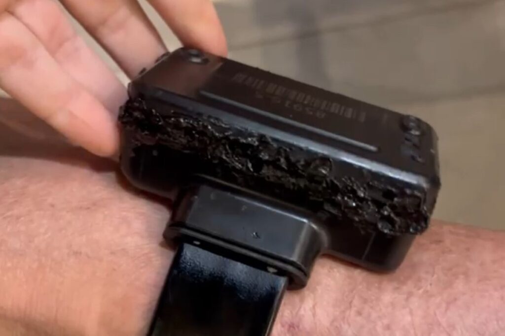 Bolsonaro confessa que queimou tornozeleira com ferro quente e justifica: “Curiosidade”