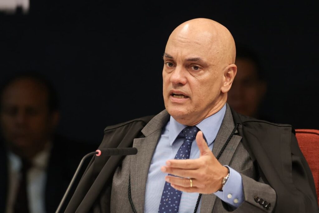 Moraes dá 24h para defesa de Bolsonaro explicar violação da tornozeleira