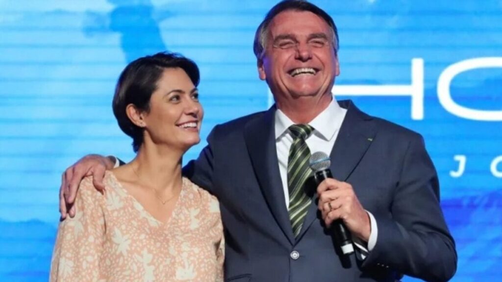 Defesa de Bolsonaro pede autorização para ele receber visita de Michelle e dos filhos