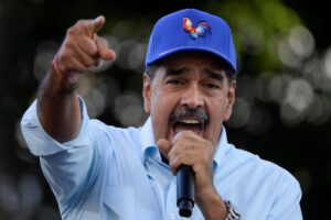 Maduro dança durante evento com estudantes na Venezuela