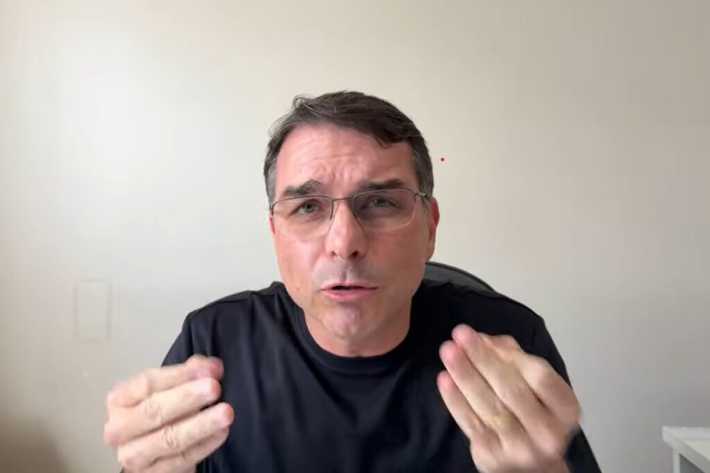 Flávio pede que apoiadores evitem PF e vão a vigília por Bolsonaro