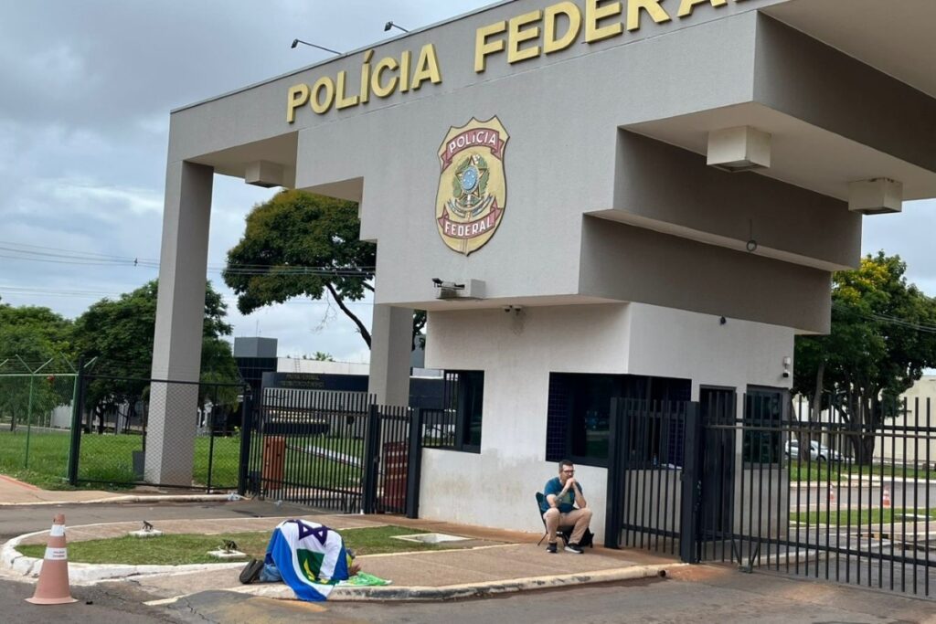 Com Bolsonaro preso, apoiadores e sósia se manifestam em frente à PF