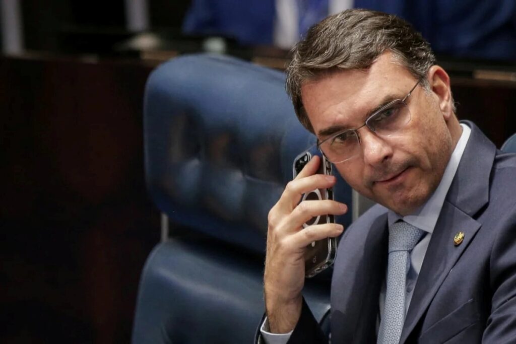 Defesa de Bolsonaro pede autorização para visita de 3 filhos