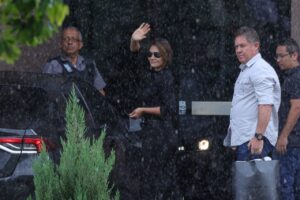 Na chuva, apoiadores recebem Michelle Bolsonaro na PF