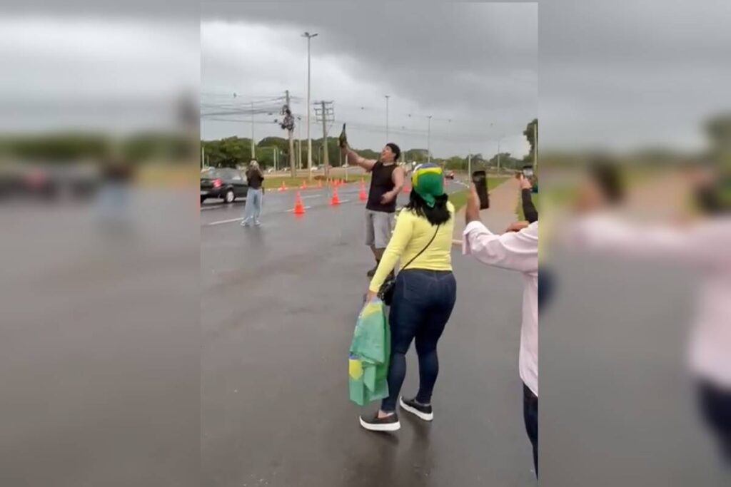 Opositor abre espumante, revolta bolsonaristas e PM dispara spray de pimenta