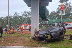 Homem consegue escapar de carro capotado, mas morre pouco depois no DF