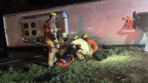 CBMDF é acionado após colisão entre caminhão-guincho e um ônibus de viagem na BR-020