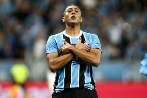 Em jogo de cinco gols, Grêmio vence Palmeiras de virada no Brasileirão