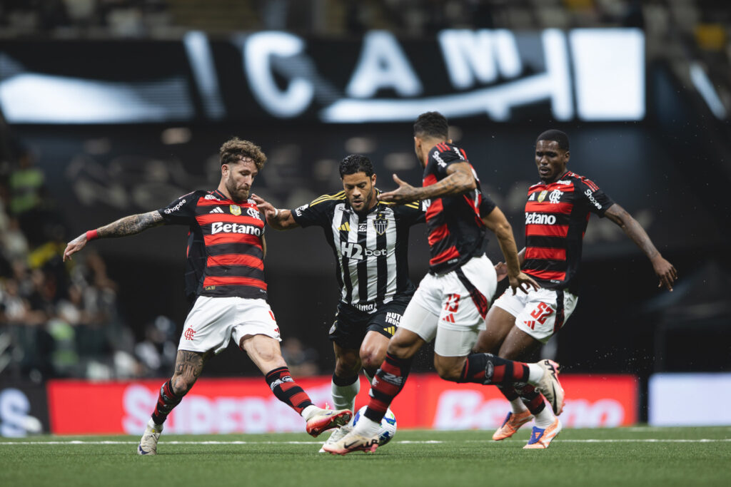 Flamengo arranca empate contra Atlético no fim e se aproxima de título