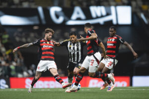 Flamengo arranca empate contra Atlético no fim e se aproxima de título