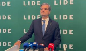 Embaixador do Brasil na Itália prevê decisão ‘em poucos meses’ sobre extradição de Carla Zambelli