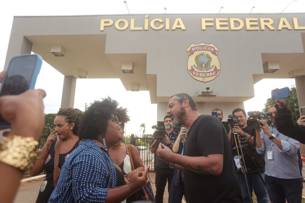 Vereadora do PSol e ativistas confrontam bolsonaristas na PF