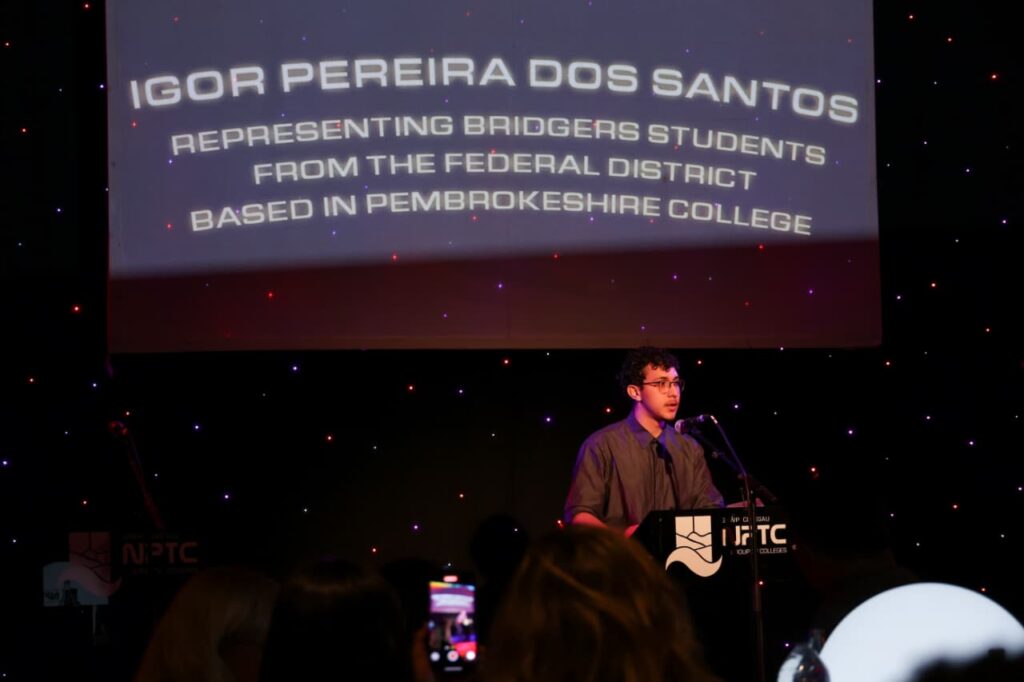 Estudantes do DF celebram formatura do Pontes para o Mundo no País de Gales