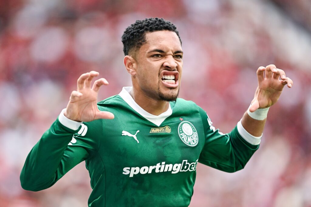 Vitor Roque faz publicação contra homofobia após acordo com o STJD