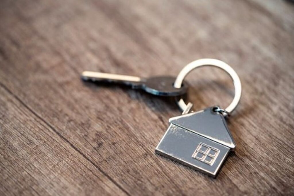 Justiça garante direito de idosa a casa após parentes trocarem cadeado