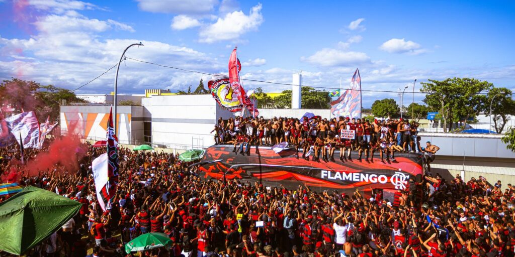 Flamengo parte para a final da Libertadores com festa da torcida