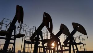 Petróleo Avança Enquanto Investidores Avaliam Oferta e Acordo Rússia-Ucrânia