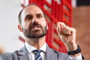 Home 27 Eduardo Bolsonaro Vota em Sessão dos EUA, e Alcolumbre Anulará Voto
