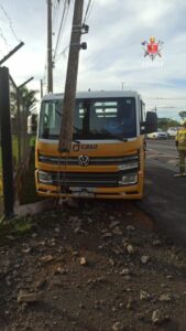 Caminhão atinge poste na Ponte JK e mobiliza equipes de segurança