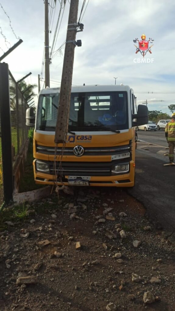 Caminhão atinge poste na Ponte JK e mobiliza equipes de segurança