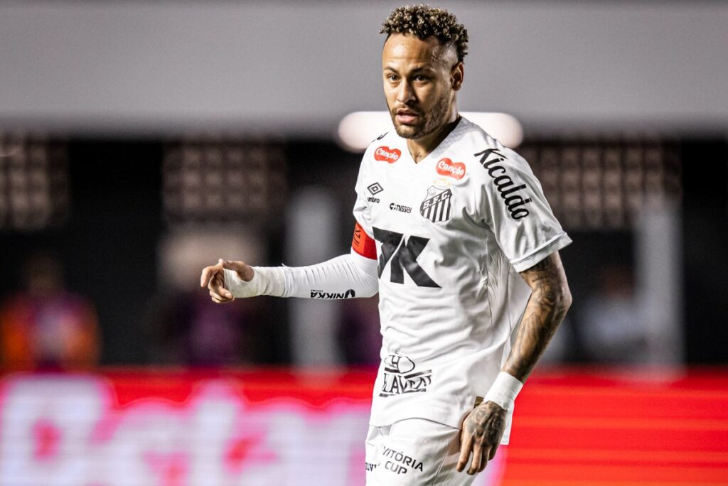Neymar marca gol pelo Santos contra o Sport em meio a lesão