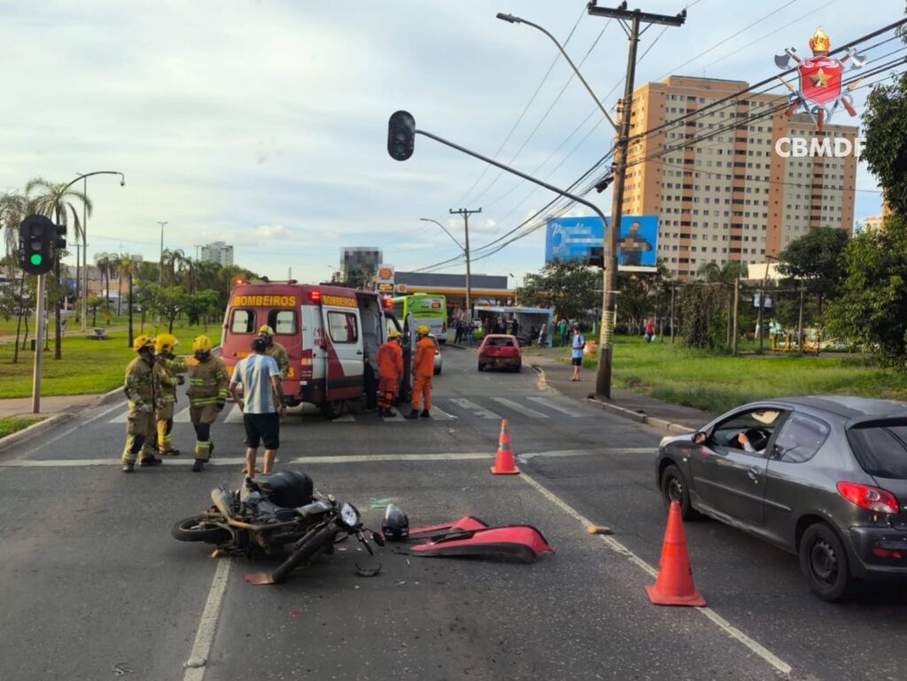 Colisão em Samambaia: Carro e moto se envolvem em acidente, motociclista é socorrido