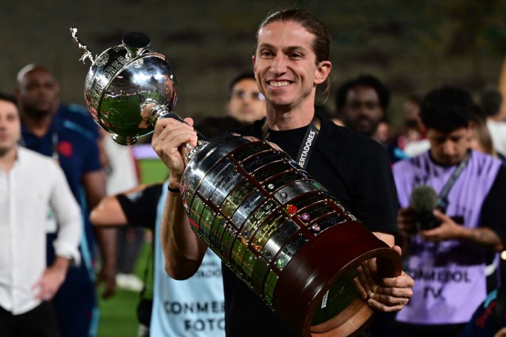 Filipe Luís dedica título da Libertadores aos "meninos do Ninho"