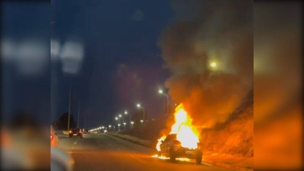 Incêndio destrói carro no DF e assusta motoristas