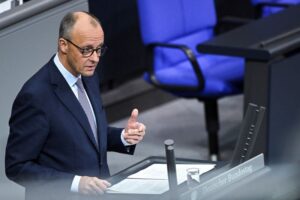 Merz, da Alemanha, pede que UE flexibilize proibição de motores a combustão em 2035