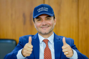 União Brasil avança com expulsão de Celso Sabino após decisão de permanecer no governo Lula