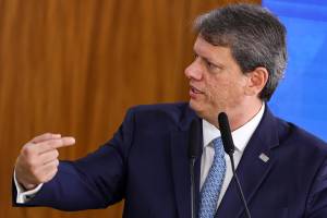 Líder do PT diz que Tarcísio usa defesa da anistia para buscar votos de Bolsonaro