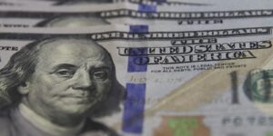 Bolsa bate recorde e tem maior alta em 15 meses em novembro
